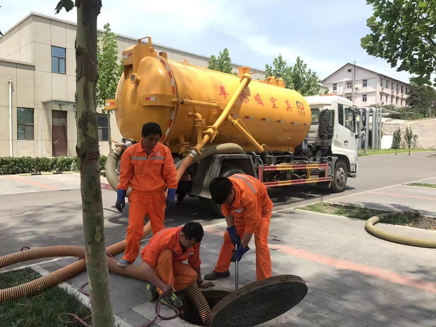 固阳管道疏通车停在窨井附近