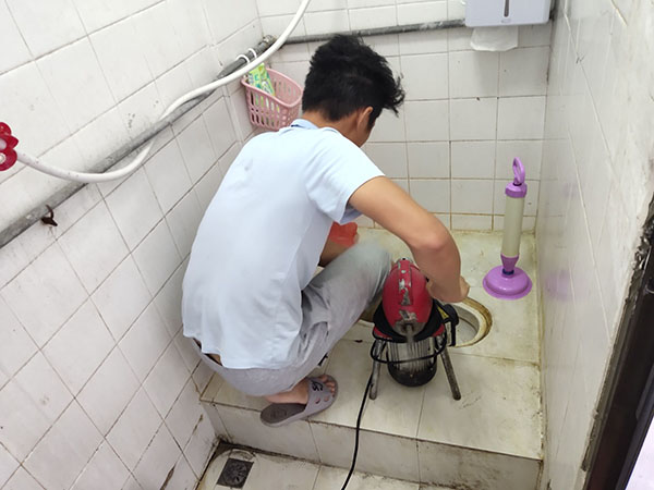 固阳管道堵塞冒臭气 专业师傅现场解决问题