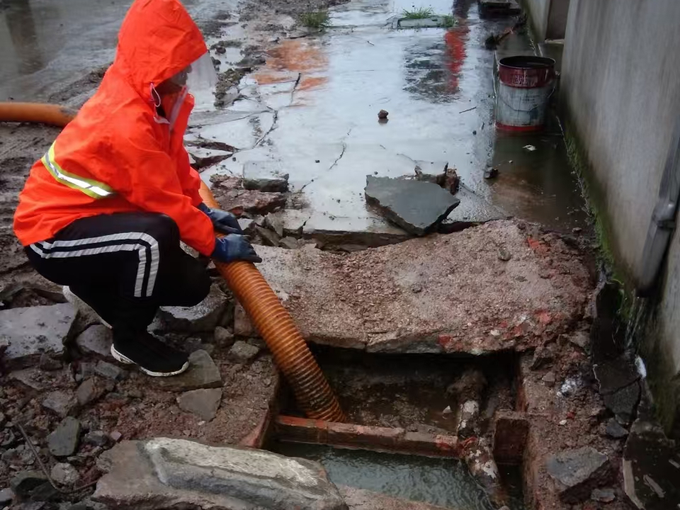 固阳专业清理污水池 炜誉市政以规范流程守护城市 “肠道”