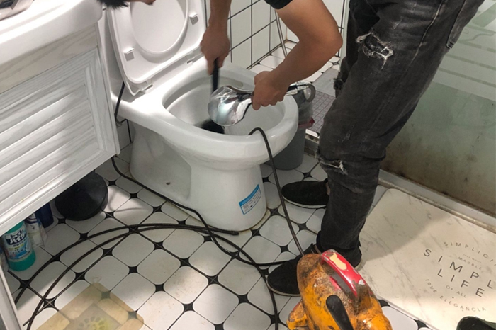 固阳马桶堵塞自己疏通还是找师傅?专业上门服务让你省时更省心